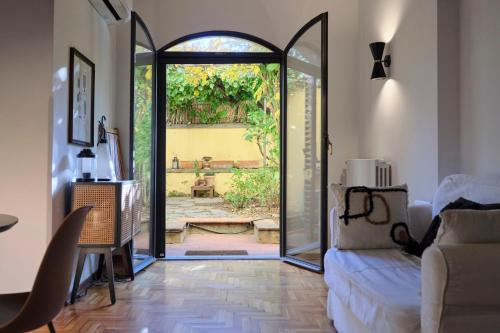 Enchanting Apartment with Patio, Lungarno Firenze