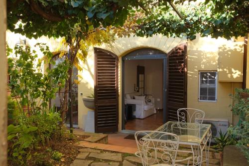 Enchanting Apartment with Patio, Lungarno Firenze