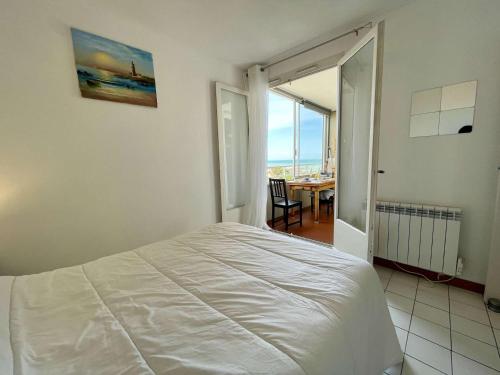 One-Bedroom Apartment with Sea View image 10