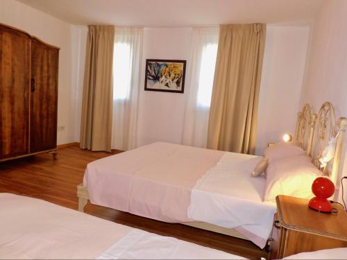 1 queen bed, 1 twin bed