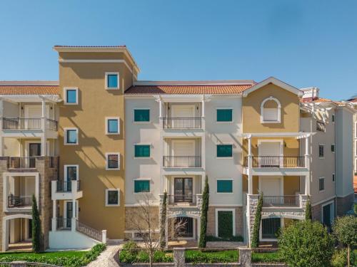 Contemporary One Bedroom Apartment - Lustica Centrale in Radovici