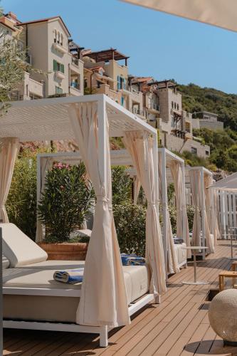 Contemporary One Bedroom Apartment - Lustica Centrale in Radovici