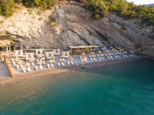 Contemporary One Bedroom Apartment - Lustica Centrale in Radovici