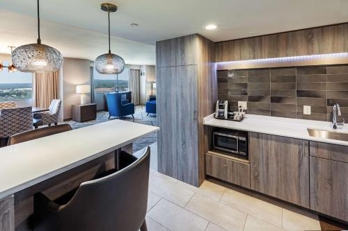 DoubleTree by Hilton Tulsa Downtown - image 2