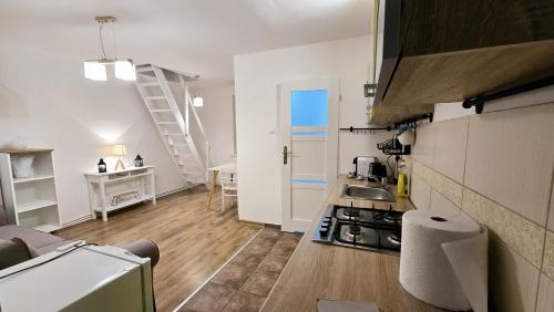 Apartament dwupoziomowy z kominkiem