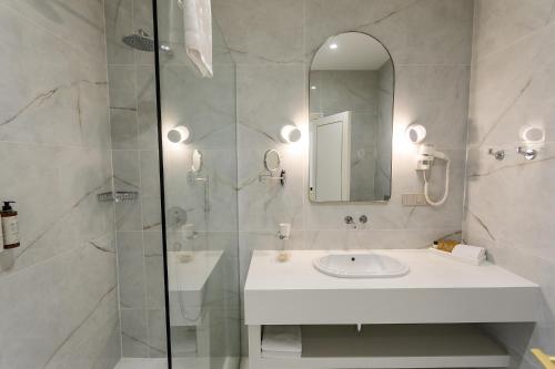 Hotel Ambassadori ,Near Meidan Bazaar Room Type - Superior Double Room