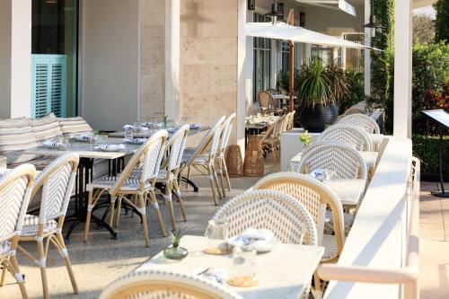 622907081 Kimpton Surfcomber Hotel by IHG
