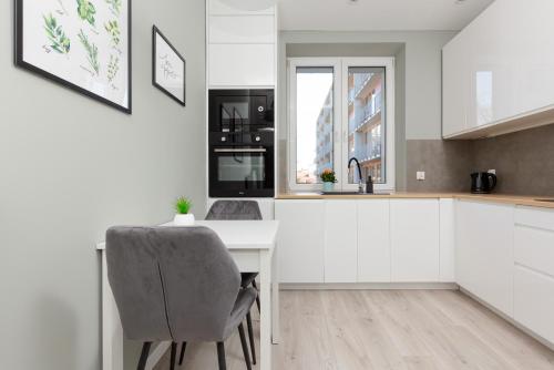 Central Apartment Emilii Plater by Noclegi Renters - image 3