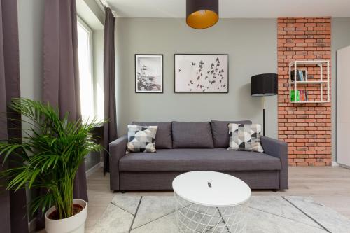 Central Apartment Emilii Plater by Noclegi Renters, Varšava