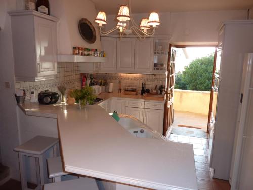 virtuve, MAS PROVENCAL DU 18ème proche UZES (MAS PROVENCAL DU 18eme proche UZES) in Belvezet