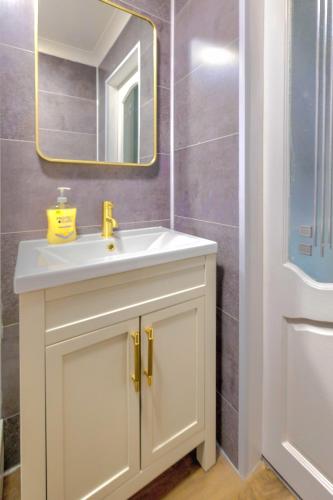 Cosy 4 Bedroom Home In Glasgow City - Free Parking, Glasgow (photo 7)