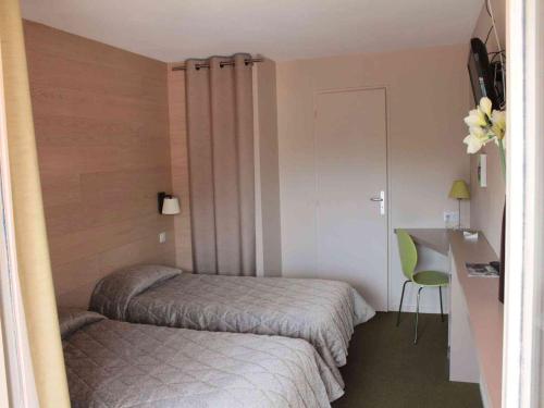 2 twin beds