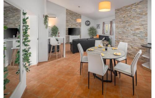 virtuve, Pet Friendly Home In Porec in Montizana