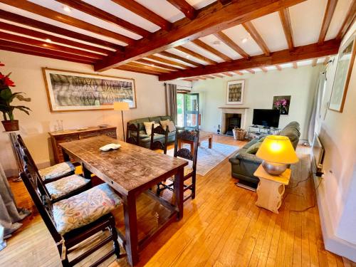Pass the Keys Exceptional Location Barn Conversion for 6 Pets