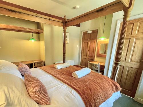 Pass the Keys Exceptional Location Barn Conversion for 6 Pets