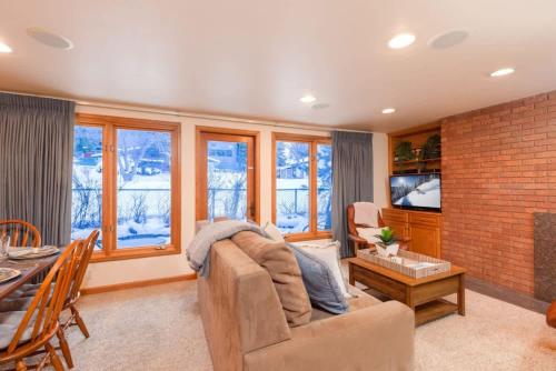 Comfort & Location - 2 BR, 2BA - Steps to Town, Aspen