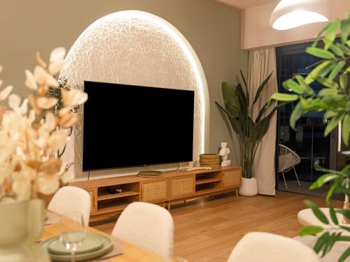 Wabi-Sabi Style Fountain-View 4 BR Apt in the Sky, Dubai (photo 7)