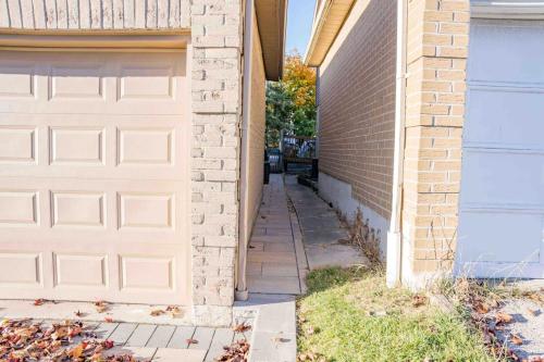 Adorable 3 Bedroom Apartment with Free Parking in Ajax (ON)