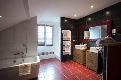 room detail thumbnail 2