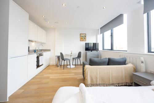 Stylish Studio Flat- 9 min walk to Man Utd stadium - Tap to explore photos