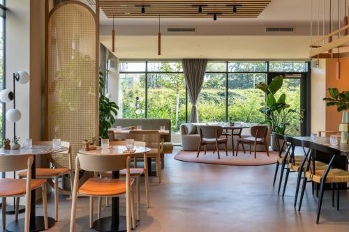 Restaurant, Element by Marriott Wroclaw in Wroclaw Suburbs