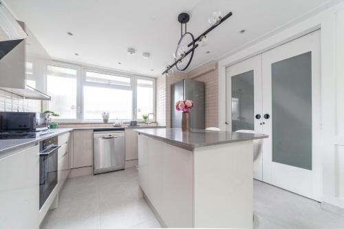 Excellent 3-Bed Flat In Elephant   Castle - image 9