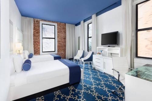 Queen Room with Two Queen Beds image 4