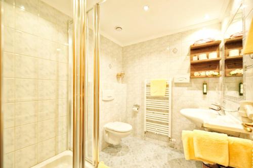 Hotel Garni Bellevue - image 14