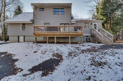 Lake Access and Private Hot Tub at Poconos Home! Lake Access and Private Hot Tub at Poconos Home!