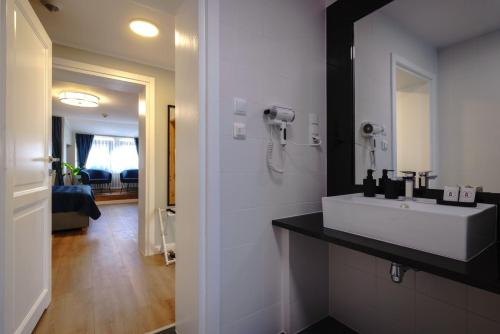 Suite building number 4
