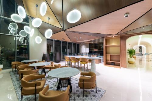 Restaurant, Tumbi Hotel Palm, Tapestry Collection by Hilton in Palm Jumeirah