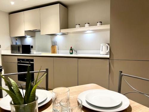 30Nights Offers l Premium Offers l Sleeps Up to 2 l Stunning View l 2 Bed 2 Bath Penthouse & Gym l City Centre JVT Short Lets, Birmingham