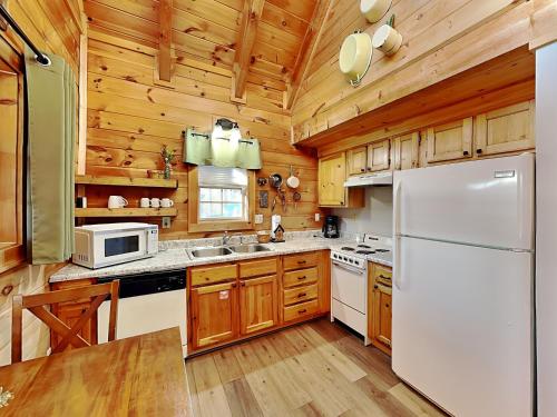 Silver Moon 1 Bedroom Mountain View Hot Tub WiFi Sleeps 2 - main image
