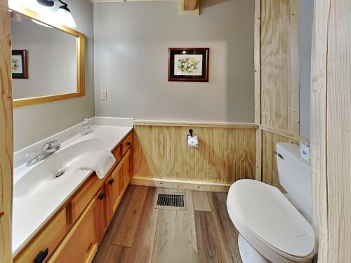 Silver Moon 1 Bedroom Mountain View Hot Tub WiFi Sleeps 2 - image 12