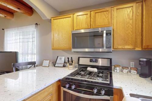 2 Bed 1 Bath with fully Stocked Kitchen - image 3