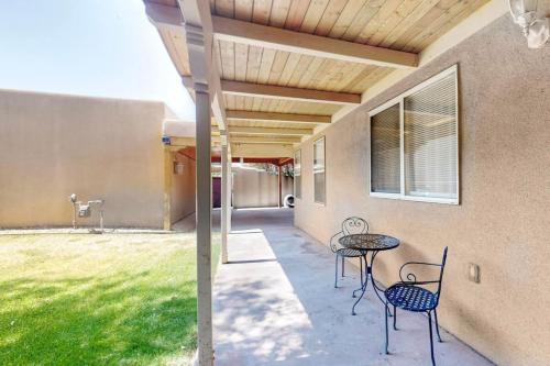 2 Bed 1 Bath with fully Stocked Kitchen - image 2