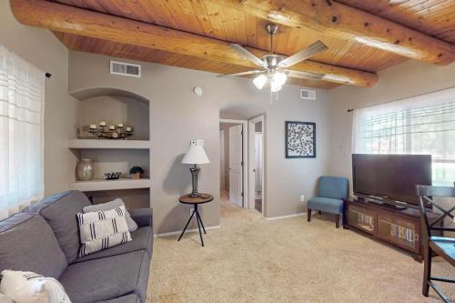 2 Bed 1 Bath with fully Stocked Kitchen - image 12