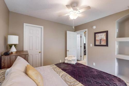 2 Bed 1 Bath with fully Stocked Kitchen - image 11