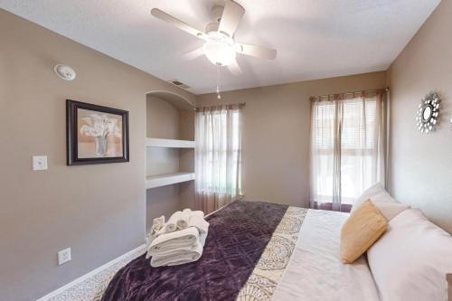 2 Bed 1 Bath with fully Stocked Kitchen - image 5