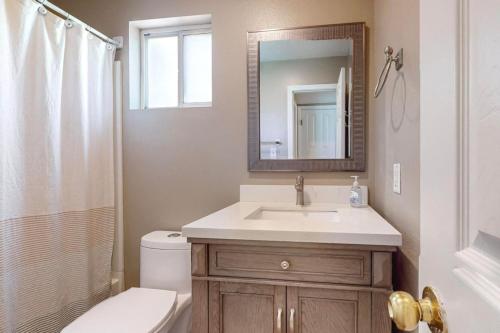 2 Bed 1 Bath with fully Stocked Kitchen - image 10