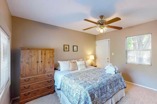 2 Bed 1 Bath with fully Stocked Kitchen - image 14