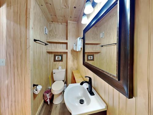 Silver Moon 1 Bedroom Mountain View Hot Tub WiFi Sleeps 2 - image 10