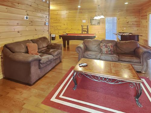 Take It Easy 3 Bedrooms Pool Table Foosball Hot Tub WiFi Sleeps 12 - image 2