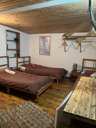 5 twin beds