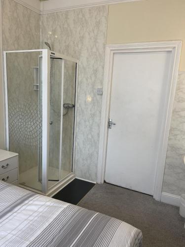 LAMPLIGHTER GUESTHOUSE - image 7