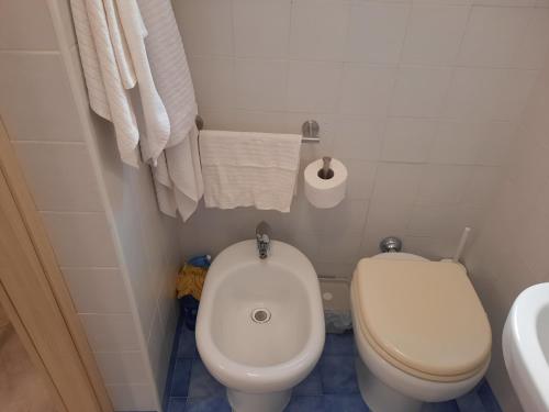 One-Bedroom Apartment image 2