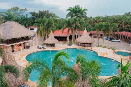 Swimming pool, Hotel Campestre Palma Verde in La Palmera