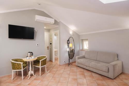 Sourire Hotel - image 10