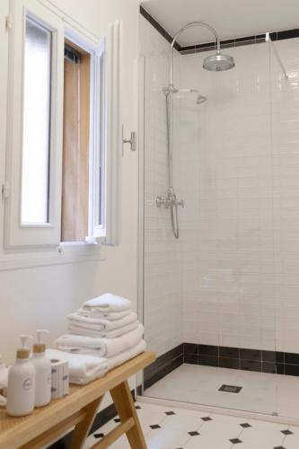 Double Room with Ensuite Bathroom image 1