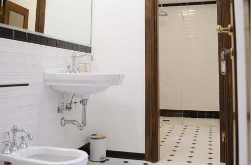 Double Room with Ensuite Bathroom image 2